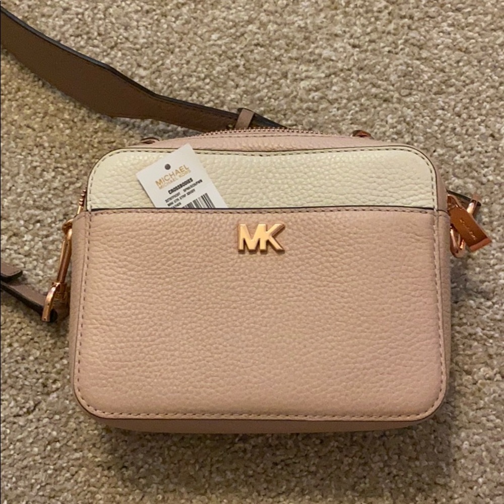 micheal kores crossbody bag